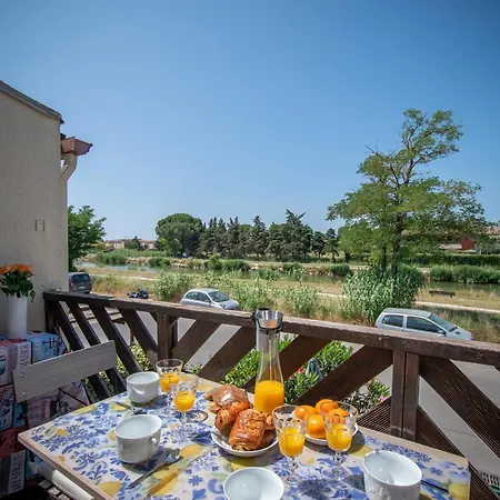 Le Camarguais Vue Canal A 2 Pas Des Remparts D'aigues-mortes