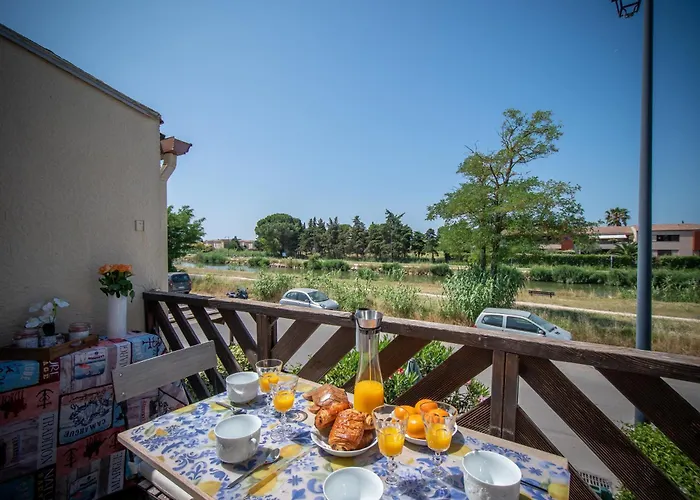 Le Camarguais Vue Canal A 2 Pas Des Remparts D'aigues-mortes